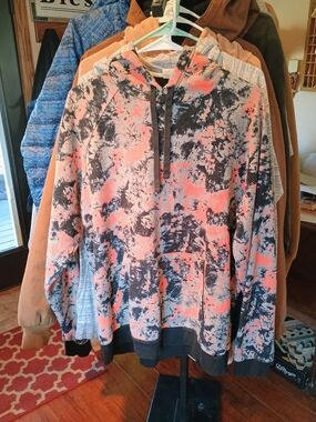 Under Armor Orange and Black Tie-Dye Pullover Hoodie Bin 2